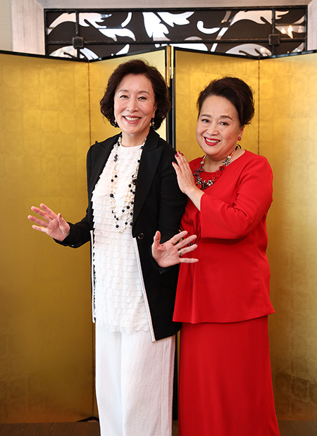 左から高畑淳子、渡辺えり