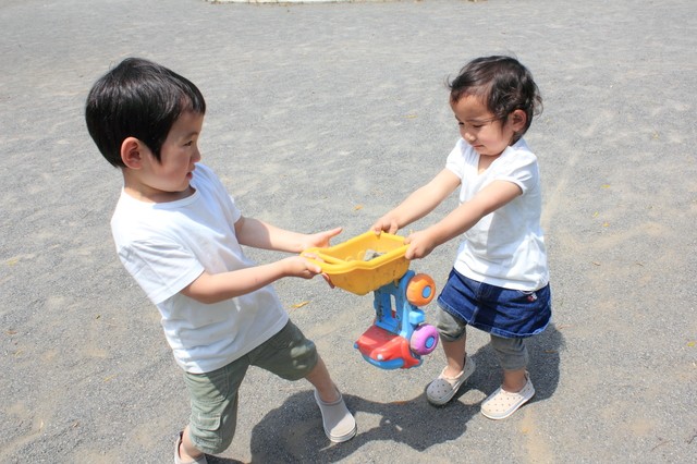 保育園 園に私物のおもちゃを持ち込めない理由と子どもがごねたときのng対応 1 2 ハピママ