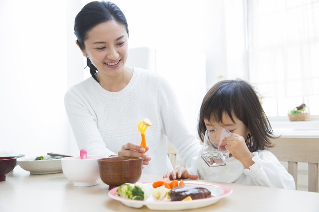 頑張って食べさせているつもりが逆効果 ママがやりがちな間違った食事の摂らせ方 1 2 ハピママ