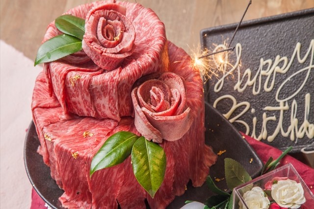 記念日には肉 超希少な 五島牛 を盛り合わせた 五島牛肉ケーキ がお目見え うまい肉