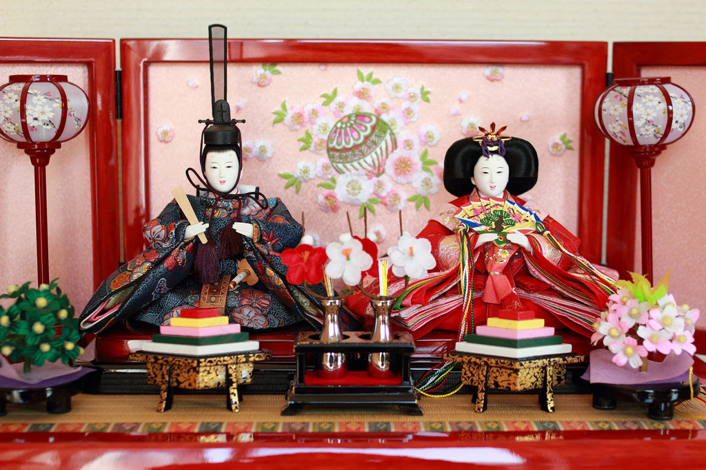 伝統 的 な 雛 飾り 三 人 官 女 の 一人 だけ に ある 特徴 は 雛人形の三人官女の役目とは 意外に知らない並べ方や持っている道具とは Amp Petmd Com