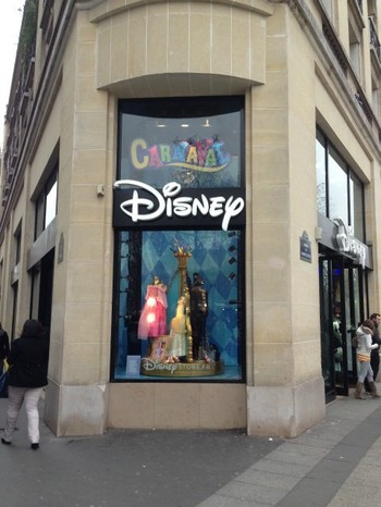 海外ディズニー 凱旋門から歩いてすぐ フランス旅行でディズニーを味わえる ディズニーストア パリ 特集 1 2 ディズニー特集 ウレぴあ総研