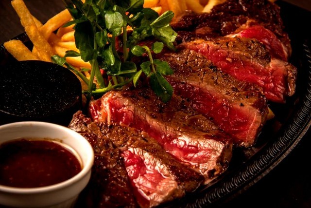 トリュフのせ 厚切りローストビーフ 5種の熟成肉 が楽しめる 肉バル新店が品川にグランドオープン うまい肉