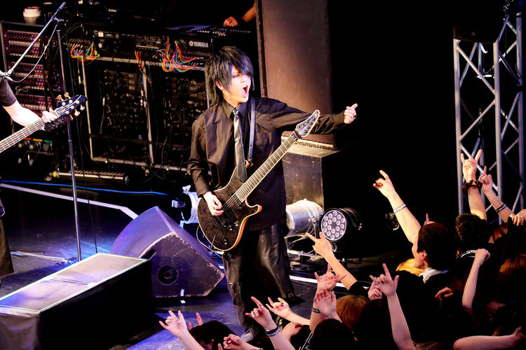 V系 アルルカン 赤 と 黒 の二面性を魅せた夜 新宿renyツアーファイナルレポ 写真満載 写真 11 37 ウレぴあ総研