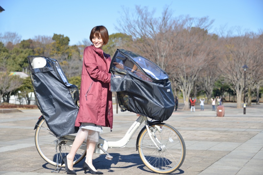 雨の日の「自転車ママ」1000人の声から生まれた、絶対濡れない!? レインコートが万能すぎる（写真 2/10） ハピママ*
