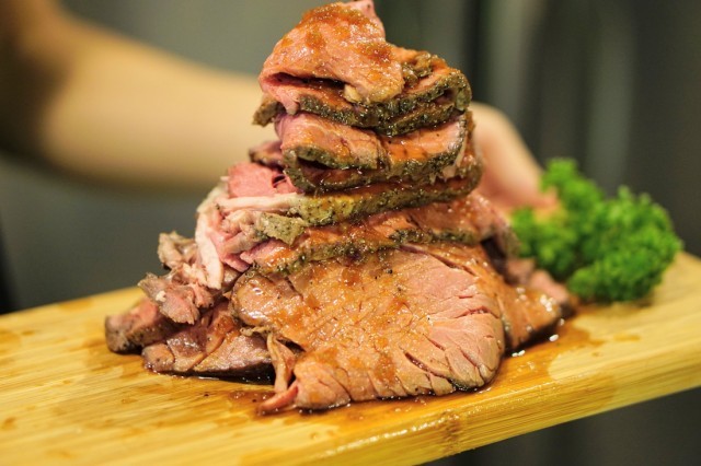 ローストビーフ 生ハム食べ放題 山盛りムール貝もついた 肉祭りコース が2 000円 うまい肉