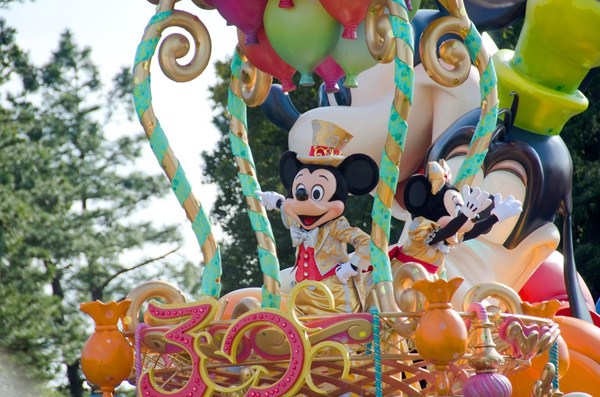 Tdl 最前列は見えにくい 期間限定 ハピネス イズ ヒア ミッキー撮影ポイントガイド 1 3 ディズニー特集 ウレぴあ総研