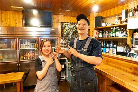 喜びをかみしめる「スープカレーなっぱ」店主の中村さん(右)とスタッフのあさみさん(左)。