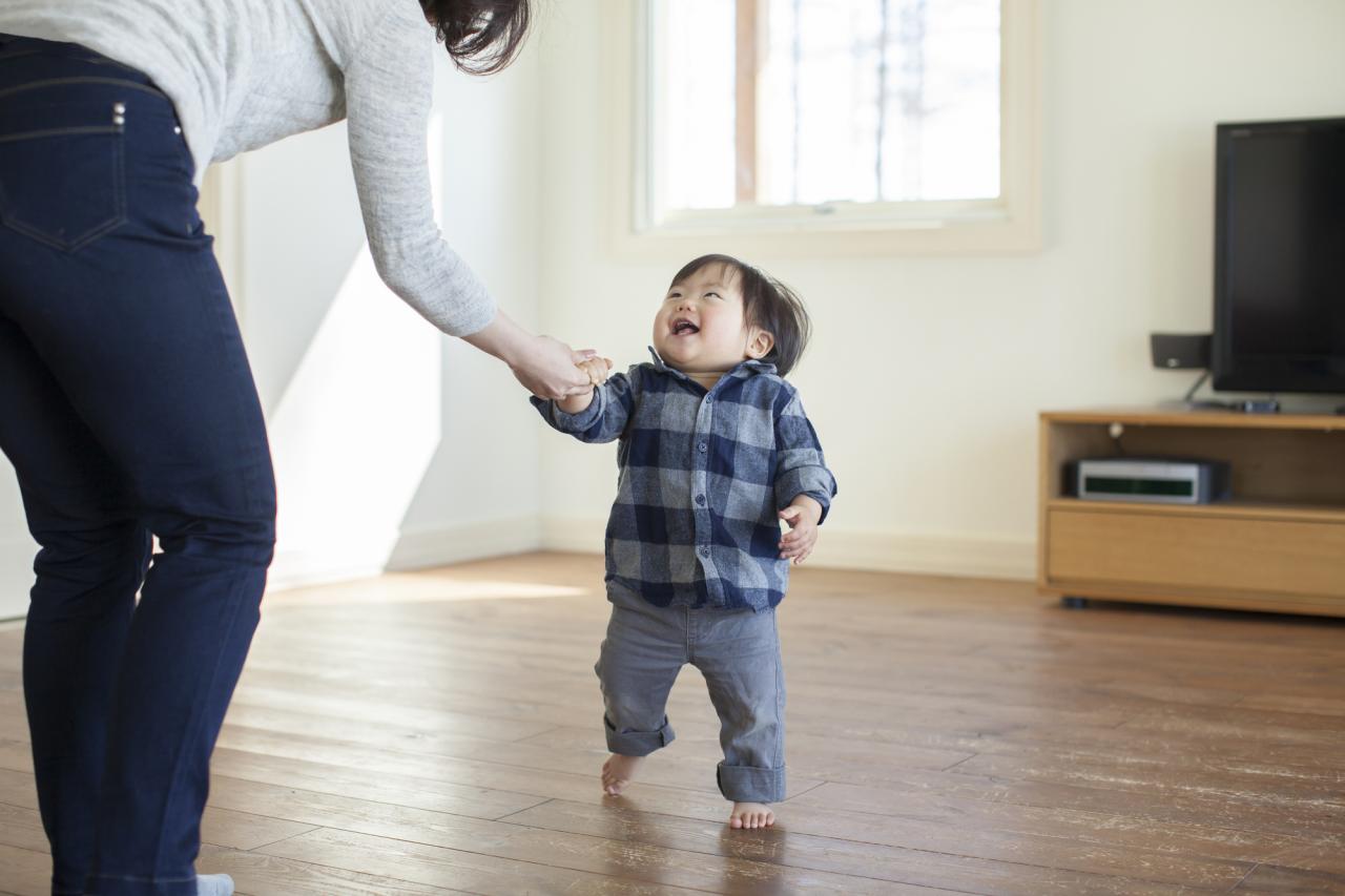 つかまり立ちを始めたら 子どもの頭を守るアイテム おすすめ5選 1 2 ハピママ