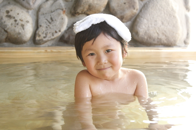 子連れ温泉のマナー 男の子が女湯に入れるのは何歳まで 1 2 ハピママ