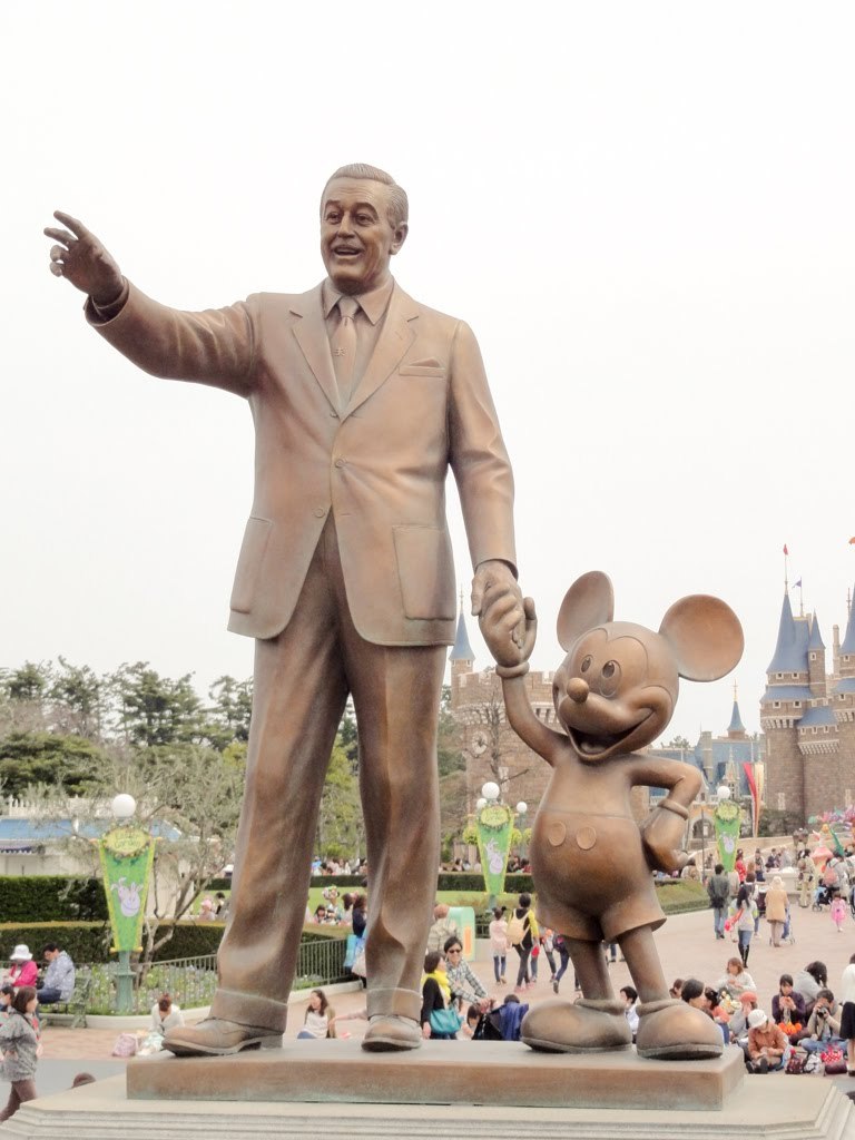 Tdl パートナーズ像 にまつわる3つの物語 シンデレラ城を背に立つウォルト ディズニーとミッキーマウスの銅像 4 4 ディズニー特集 ウレぴあ総研