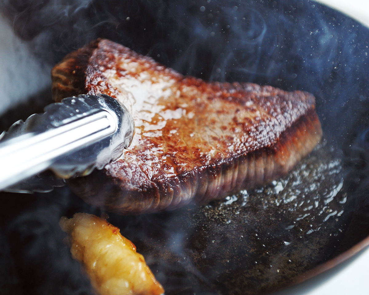ステーキ 表面こんがり 中はレア 赤身肉 を ブラック ブルー で焼くコツ 1 2 うまい肉