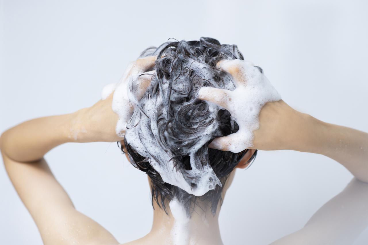 白髪 使うシャンプーによって増える 白髪にまつわる 噂の真相 2 2 ハピママ