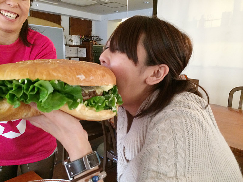 横綱級 を完食できるか 横浜の 巨大ハンバーガー が食べられるお店3 1 4 うまい肉