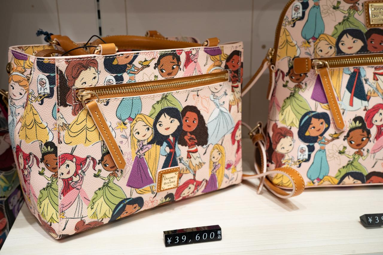 土日限定価格Dooney＆Bourkeディズニー大演奏会サッチェルバッグ