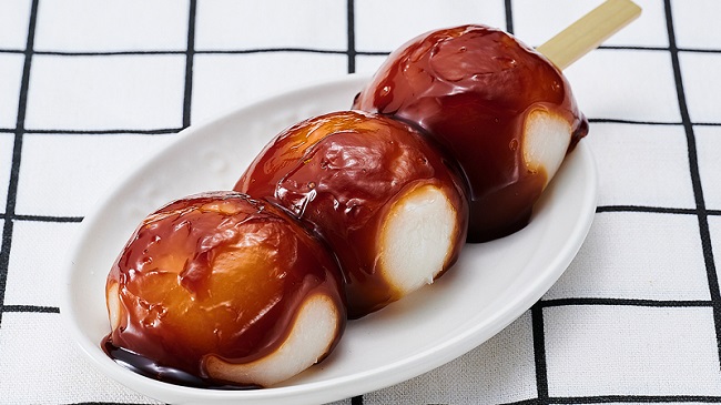 常識破り の どでかいみたらし団子 が復活 あの ずっしり感 を味わおう ローソン100 うまいめし