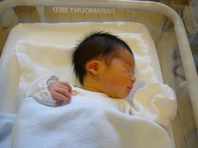 おぎゃー と生まれてから24時間 赤ちゃんに起こる3つの急激な変化とは 1 2 ハピママ