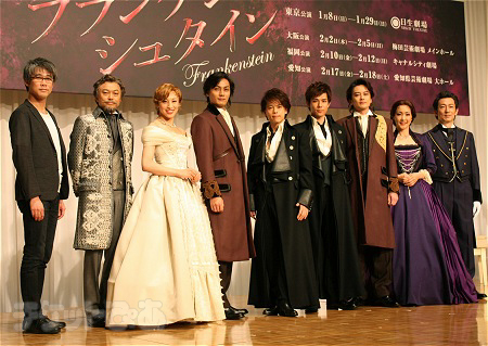 会見より。左から、板垣恭一、相島一之、音月桂、加藤和樹、中川晃教、柿澤勇人、小西遼生、濱田めぐみ、鈴木壮麻