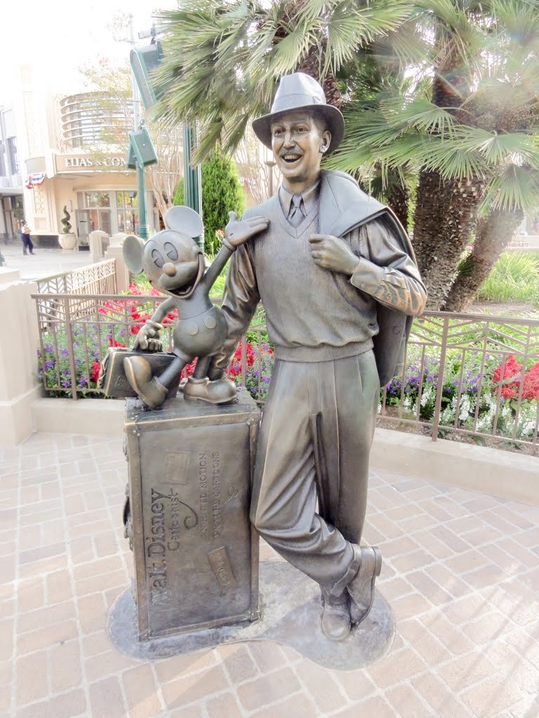 Tdl パートナーズ像 にまつわる3つの物語 シンデレラ城を背に立つウォルト ディズニーとミッキーマウスの銅像 3 4 ディズニー特集 ウレぴあ総研