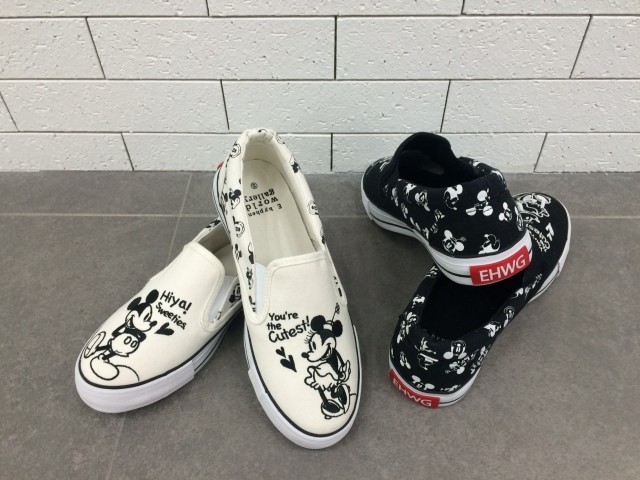 ディズニーアイテム パークでも タウンユースにも イーハイフンのミッキー ミニースリッポンが可愛い 2 2 ディズニー特集 ウレぴあ総研