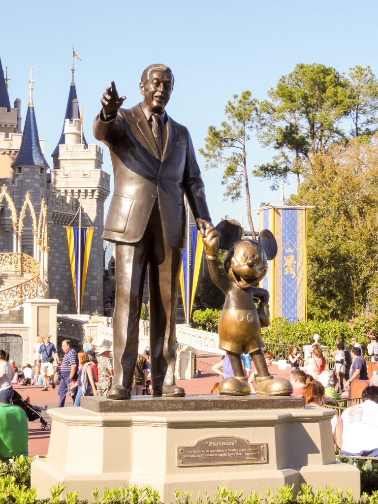 Tdl パートナーズ像 にまつわる3つの物語 シンデレラ城を背に立つウォルト ディズニーとミッキーマウスの銅像 1 4 ディズニー特集 ウレぴあ総研