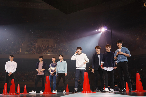 Exo Fcイベント ファンと生電話 チーム対抗ゲームにメンバーも本気モード スホ ベクヒョンの誕生日サプライズも 3 4 ウレぴあ総研