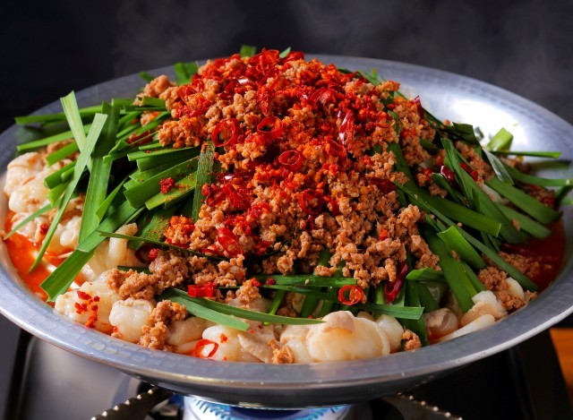 名物 台湾もつ鍋 がいまだけ半額 〆は ピリ辛鶏ガラスープ で 台湾ラーメン がオススメ うまい肉