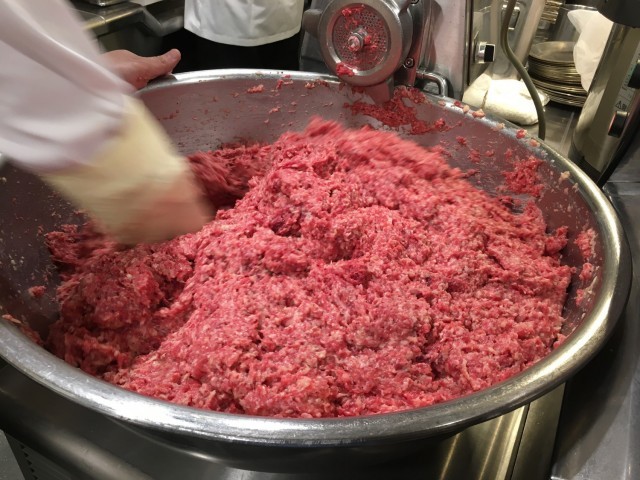 ミート矢澤 のハンバーグはなぜ旨い 厨房潜入 実食でわかった 人気の理由 2 2 うまい肉
