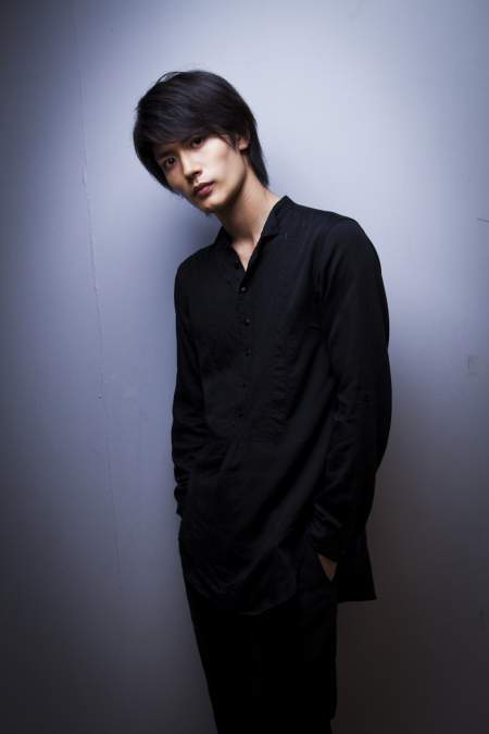 三浦春馬　［撮影：西村康］　ヘアメイク：西岡達也（ビタミンズ）　スタイリスト：高橋毅（N・E・W）