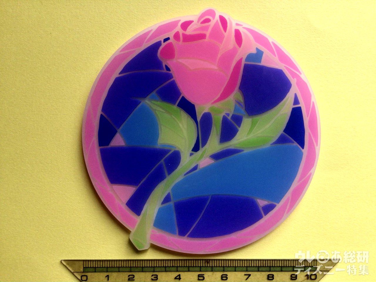 Tdl限定 可愛すぎる ステンドグラス風スーベニアコースター 美女と野獣 のバラモチーフ 写真 1 8 ディズニー特集 ウレぴあ総研
