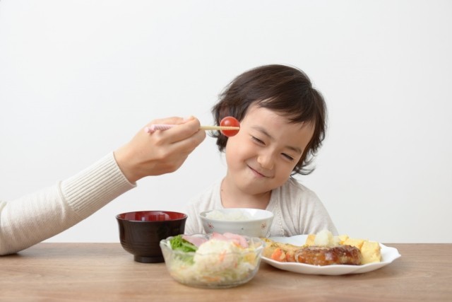 子どものだらだら食い 原因は意外なところに ママの悩みがグッと減る 食事づくりのコツ 1 2 ハピママ