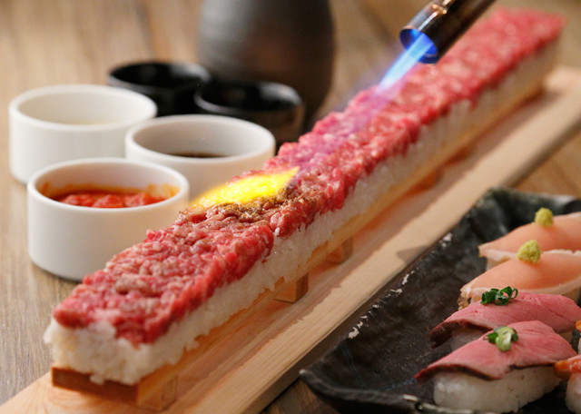 50cm超ロングユッケ寿司が凄い 格安 肉寿司食べ飲み放題 に付属 うまい肉