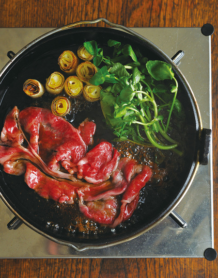 簡単 赤ワインと絶妙な相性 クレソンと長ネギだけで作る 大人のすき焼き レシピ うまい肉