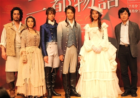 左から、橋本さとし、濱田めぐみ、浦井健治、井上芳雄、すみれ、鵜山仁