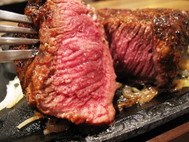 3000円以下 超希少 イチボ熟成赤身ステーキ 1ポンド 肉塊 を実食 ステーキガストで12 15からフェア開催 激ウマ 1 2 うまい肉