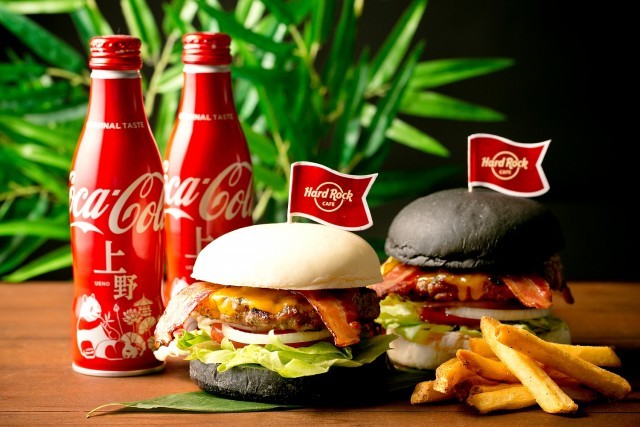 祝 シャンシャン誕生 記念の 白黒ハンバーガー コカ コーラ パンダボトル 限定セット発売 うまい肉
