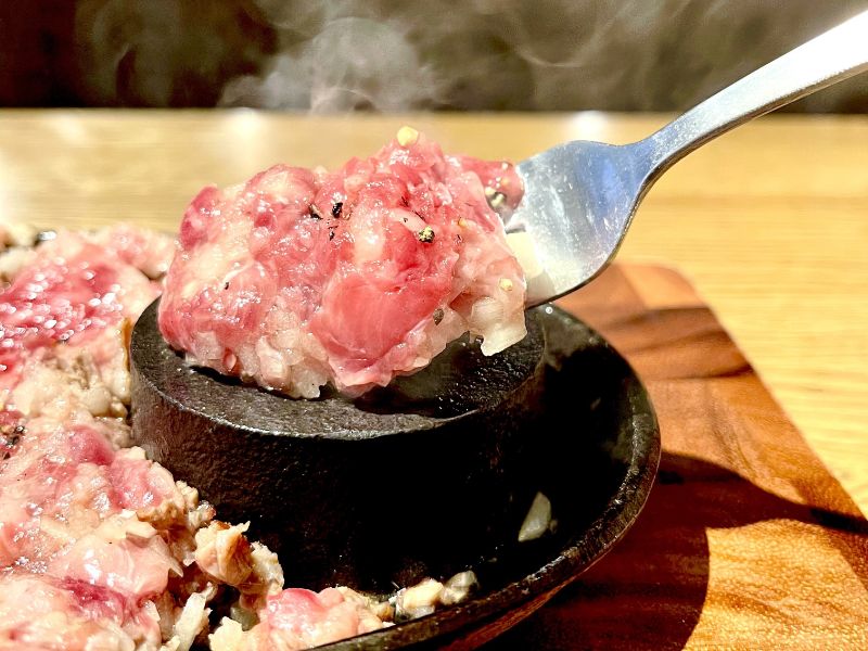 究極の口溶け 生ハンバーグステーキ のビジュアルがガチで ナマ すぎる うまい肉